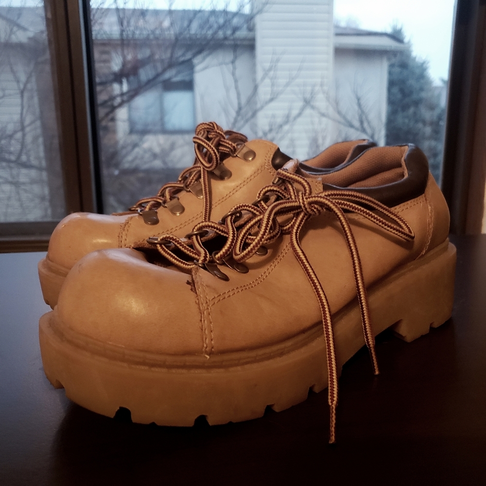 Mudd tan platform sneakers